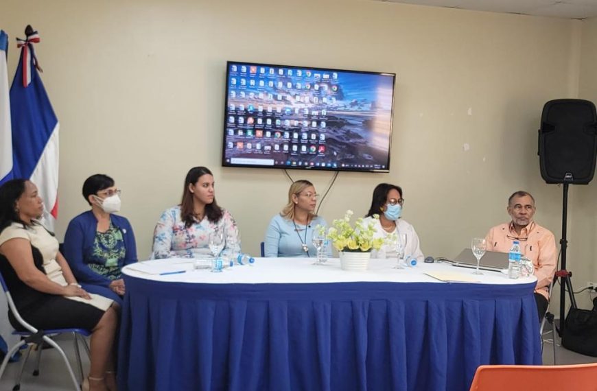Imagen. Directora del Hospital Infantil Arturo Grullón, Dra. Mirna López, el Dr. Elpidio Feliz Feliz, presidente de la Sociedad Dominicana de Epidemiología Hospitalaria, la Dra. Genara Santana, infectóloga pediatra, Dra. Brinia Capellán, Enc. de calidad de servicios, Dra. Alicia Rivas, Enc. de docencia e investigación y la Dra. Loly Gil, Enc. Unidad de Control de Infecciones.
