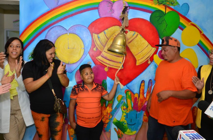 Ni&ntilde;o toca campana tras vencer el c&aacute;ncer en hospital pedi&aacute;trico, durante apertura mes de concienciaci&oacute;n sobre la enfermedad