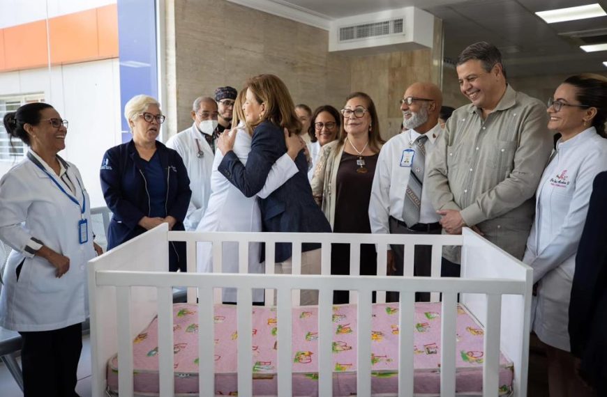 Coordinadora del Gabinete de Salud entrega cunas a Hospital Infantil Arturo Grull&oacute;n y recorre unidad de cuidados intensivos