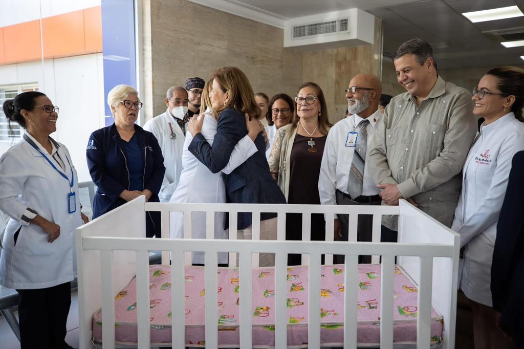 Read more about the article Coordinadora del Gabinete de Salud entrega cunas a Hospital Infantil Arturo Grullón y recorre unidad de cuidados intensivos