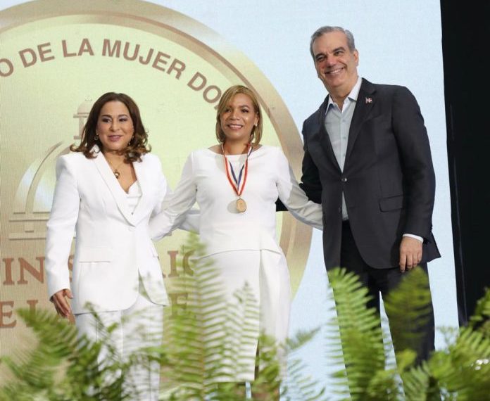 Directora Hospital Arturo Grull&oacute;n recibe Medalla al M&eacute;rito de la Mujer 2023, en rengl&oacute;n Salud