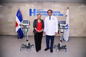 Read more about the article Ministro de Salud Pública entrega ventiladores al Hospital Infantil Arturo Grullón