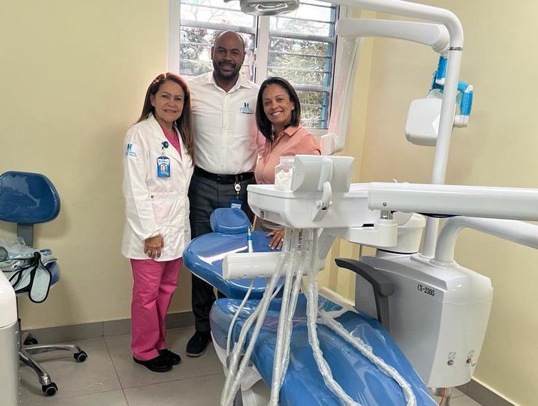 Dra. Mary Abreu, Gestora Odontología, Licdo. José Santos Administrador del Hospital Arturo Grullón y Yuri Vásquez, Coordinadora Regional de Odontología Norcentral