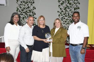 Read more about the article Hospital Arturo Grullón recibe reconocimiento de Educación por el éxito de su Aula Hospitalaria