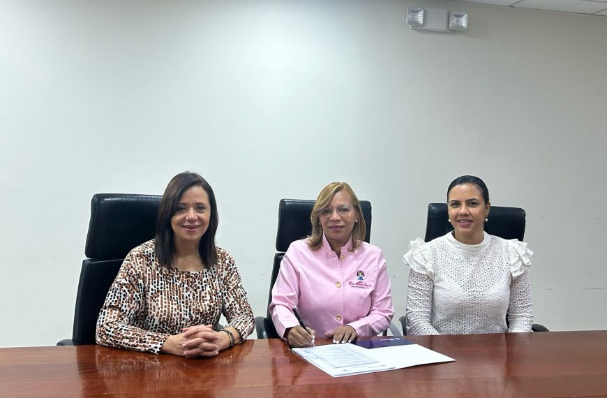 Hospital Arturo Grull&oacute;n y ARS Universal firman acuerdo para brindar servicios a los afiliados