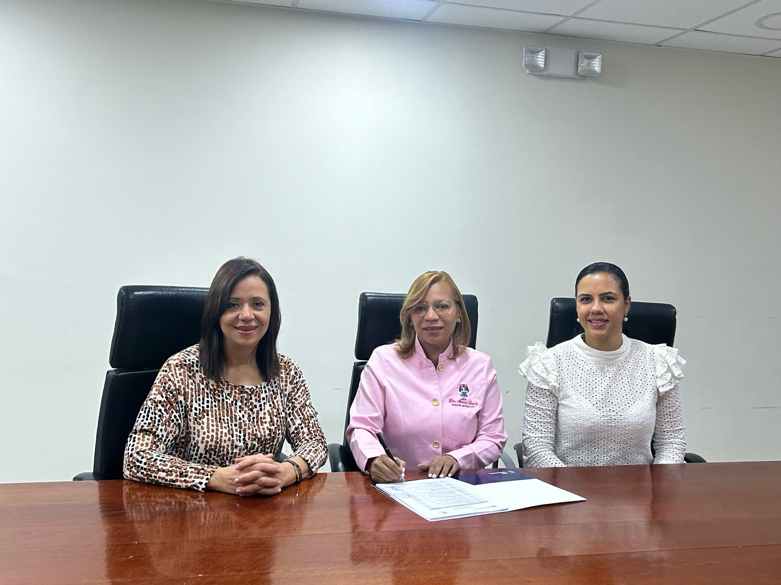 You are currently viewing Hospital Arturo Grullón y ARS Universal firman acuerdo para brindar servicios a los afiliados