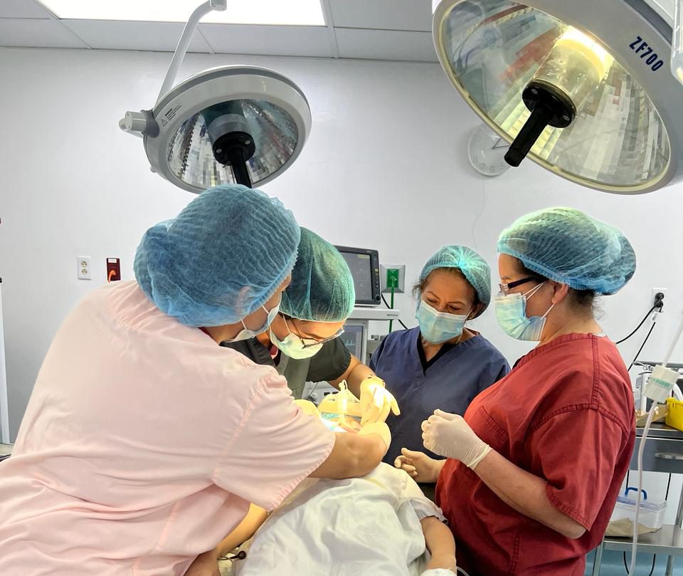 Read more about the article Hospital Arturo Grullón realiza el primer servicio de odontología pediátrica con anestesia general a favor de niño especial