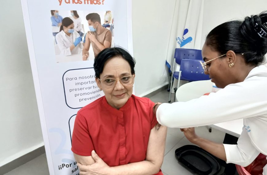 La Dra. Alicia Rivas, Directora del Hospital Pediátrico, destacó la importancia de esta jornada de vacunación. "Como institución, estamos comprometidos con la seguridad y el bienestar de nuestros servidores públicos en pro de la salud, siendo la vacunación una medida crucial para protegernos", enfatizó.