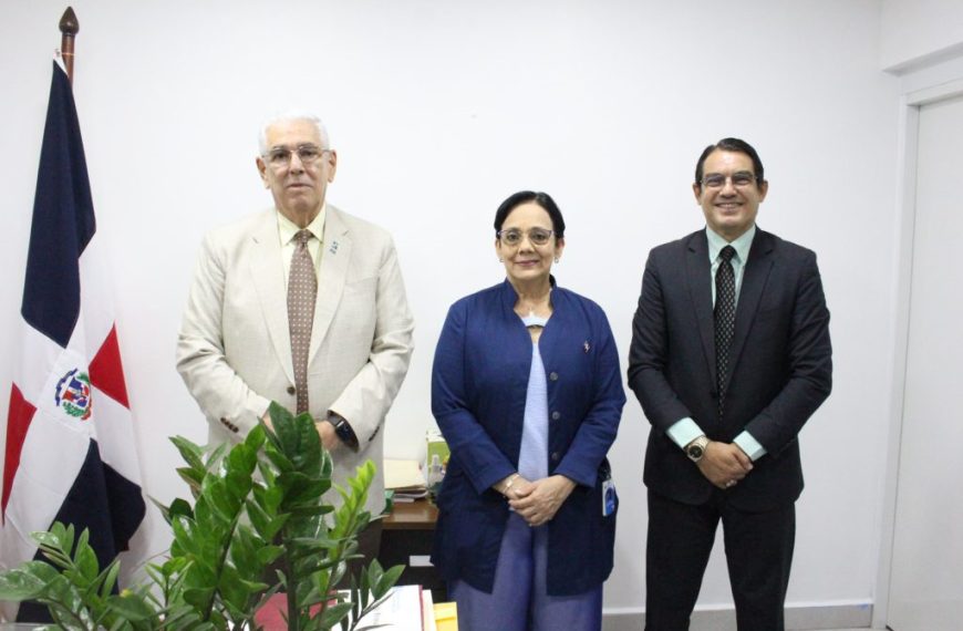 En Santiago, director Odontolog&iacute;a SNS entrega equipos y escuela Libre de Caries