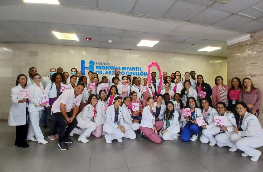 Hospital Arturo Grull&oacute;n conmemora el Mes Rosa con una caminata por la salud femenina