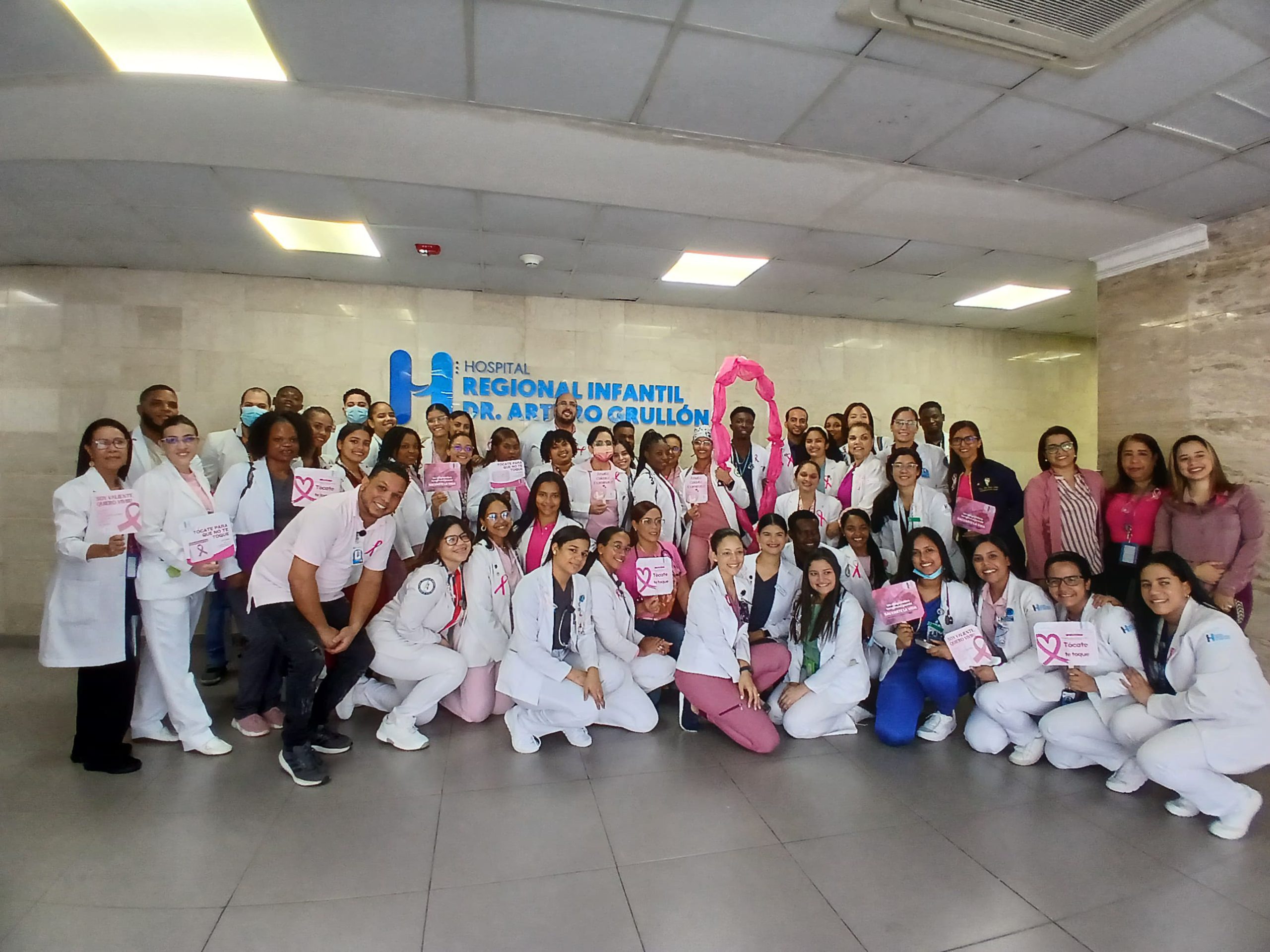 You are currently viewing Hospital Arturo Grullón conmemora el Mes Rosa con una caminata por la salud femenina