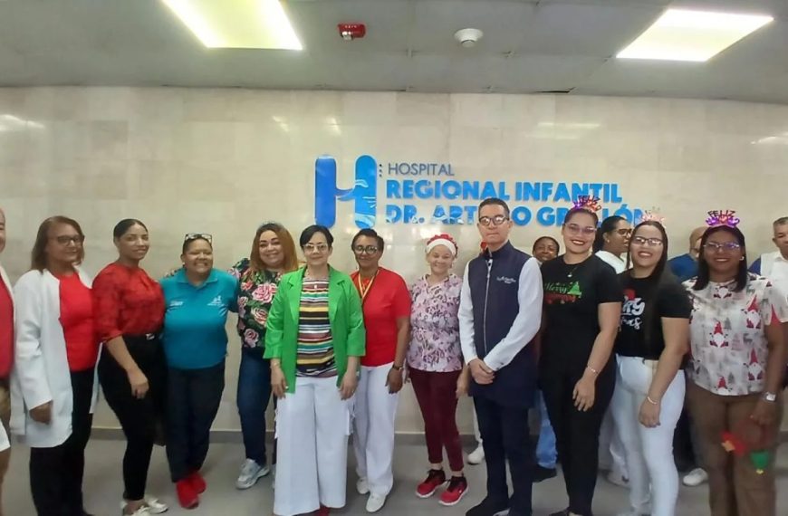 Hospital Arturo Grull&oacute;n ilumina la navidad con un emotivo encendido del &aacute;rbol