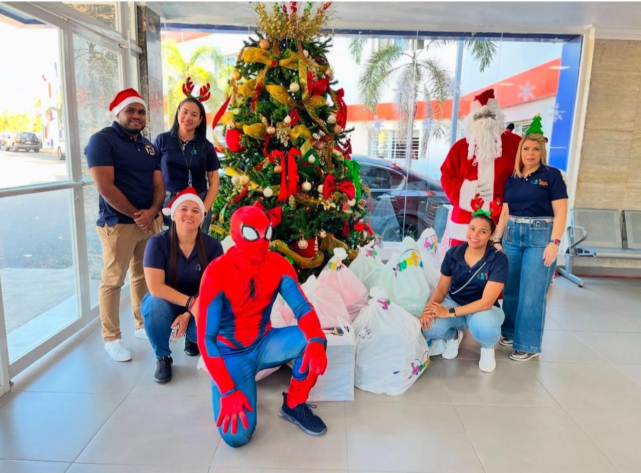 You are currently viewing Niños hospitalizados reciben regalos, juguetes y apoyo emocional durante la época de navidad en el Hospital Pediátrico Arturo Grullón