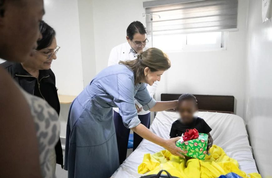 Vicepresidenta entrega juguetes a ni&ntilde;os ingresados en el Hospital Arturo Grull&oacute;n de Santiago