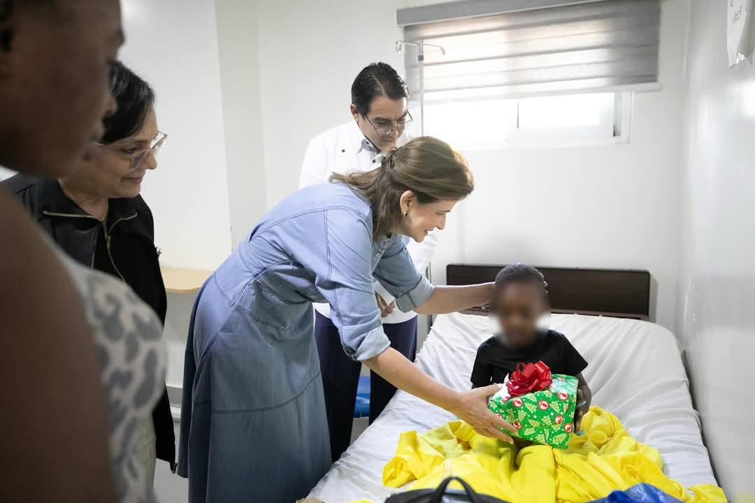 You are currently viewing Vicepresidenta entrega juguetes a niños ingresados en el Hospital Arturo Grullón de Santiago