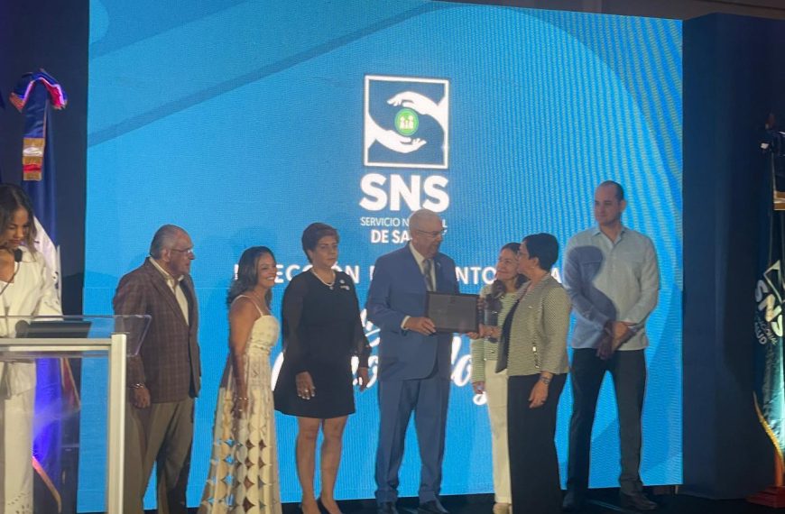 SNS y Direcci&oacute;n de Odontolog&iacute;a reconocen a la Dra. Alicia Rivas por su apoyo al fortalecimiento de la odontolog&iacute;a en Rep&uacute;blica Dominicana