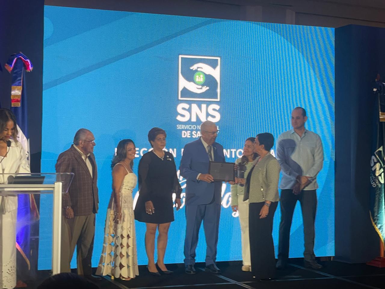 You are currently viewing SNS y Dirección de Odontología reconocen a la Dra. Alicia Rivas por su apoyo al fortalecimiento de la odontología en República Dominicana