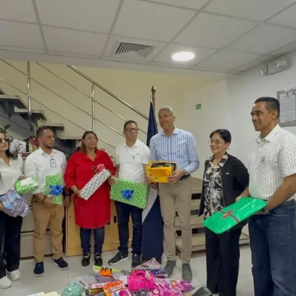 Decenas de ni&ntilde;os del Hospital Dr. Arturo Grull&oacute;n reciben juguetes de CORAASAN en Navidad