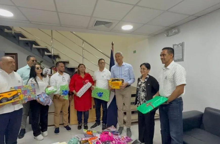 Decenas de ni&ntilde;os del Hospital Dr. Arturo Grull&oacute;n reciben juguetes de CORAASAN en Navidad